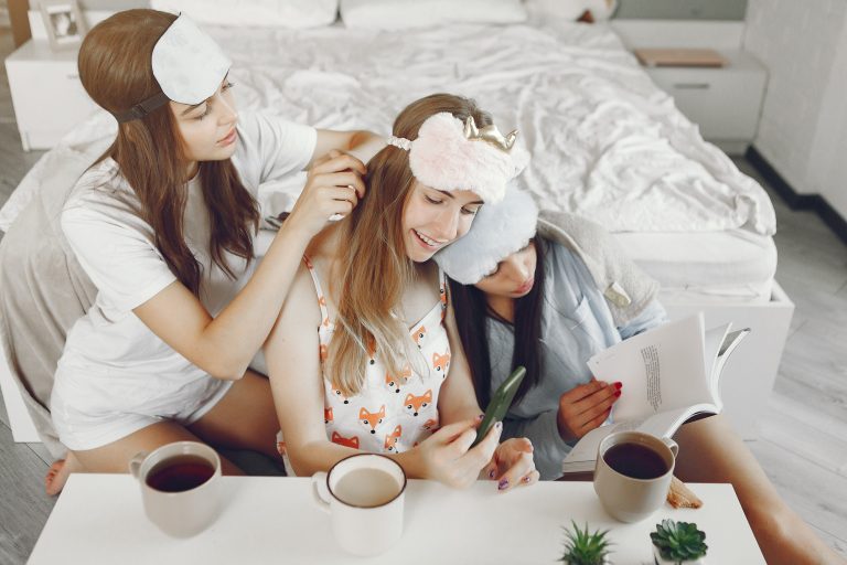 Planning a Feel-Good Girls’ Weekend? Here’s How to Make It Cosy, Beautiful & Budget-Friendly